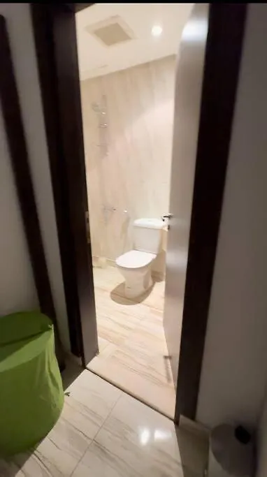 شقة بصالة انيقة وثلاث غرف نوم Appartement