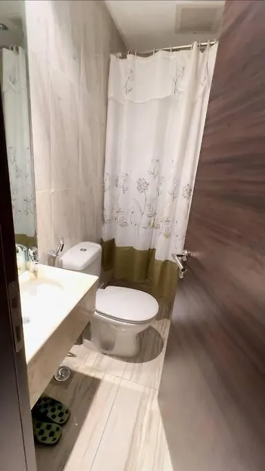 شقة بصالة انيقة وثلاث غرف نوم