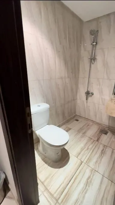 Apartment شقة بصالة انيقة وثلاث غرف نوم