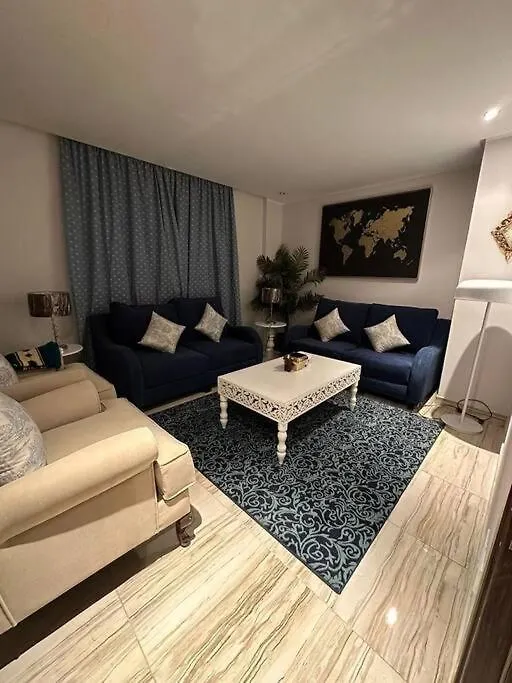 Apartment شقة بصالة انيقة وثلاث غرف نوم